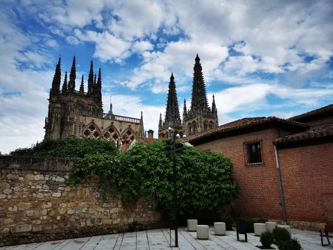 Vista de la Catedral de Burgos desde la plaza de la calle Pozo Seco