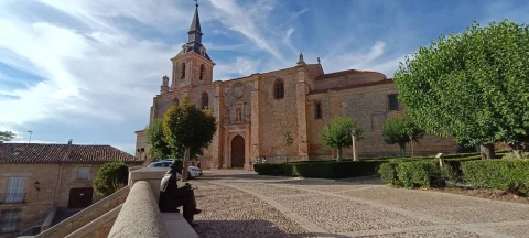 La colegiata al fondo