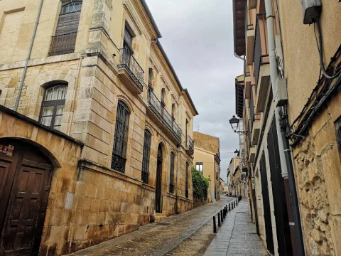 Calle de la casa palacete