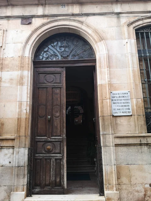 Puerta y Letrero de información