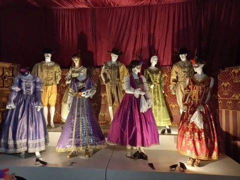 Vestidos y trajes del siglo de oro