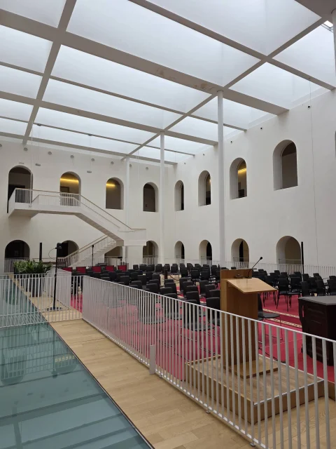 Atrio interior y salón de actos del Palacio de Justicia de Burgos
