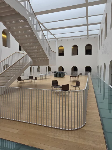 Escalera central e interior rehabilitado del Palacio de Justicia de Burgos