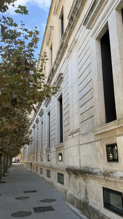Fachada lateral del Palacio de Justicia de Burgos en la calle Benito Gutiérrez
