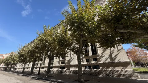 Fachada trasera del Palacio de Justicia de Burgos en la calle Aparicio y Ruiz