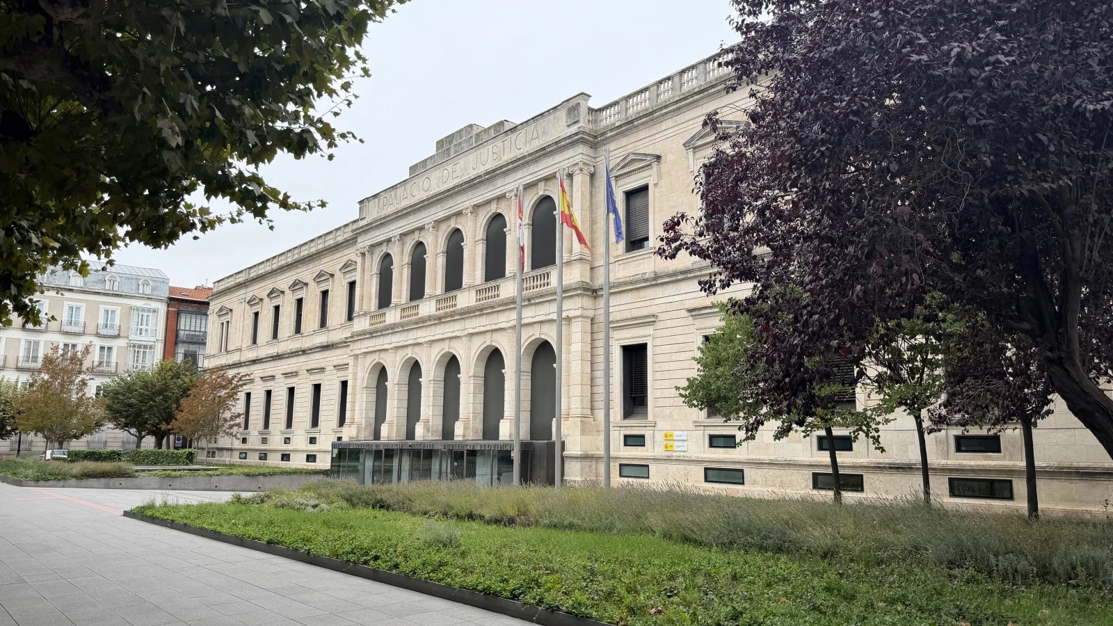 Palacio de Justicia de Burgos con banderas oficiales en la fachada principal