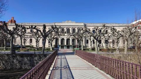 Vista del Palacio de Justicia de Burgos desde el puente Bessón sobre el río Arlanzón