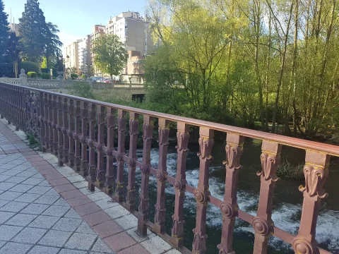 Barandilla de hierro forjado del Puente de Bessón