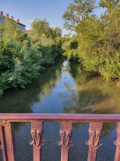Detalle de la barandilla del Puente de Bessón con vistas al río Arlanzón