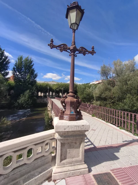 Farola ornamental de hierro en el Puente de Bessón