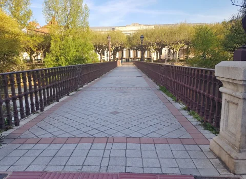 Pasarela peatonal del Puente de Bessón hacia el Palacio de Justicia