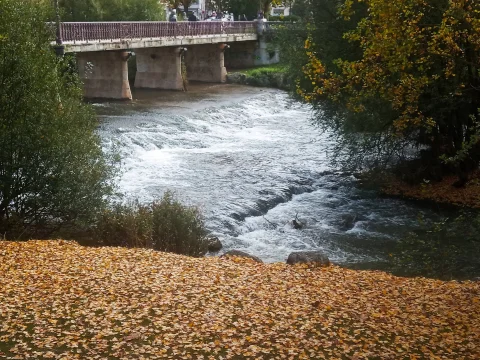Puente de Bessón sobre el río Arlanzón y cascada en otoño