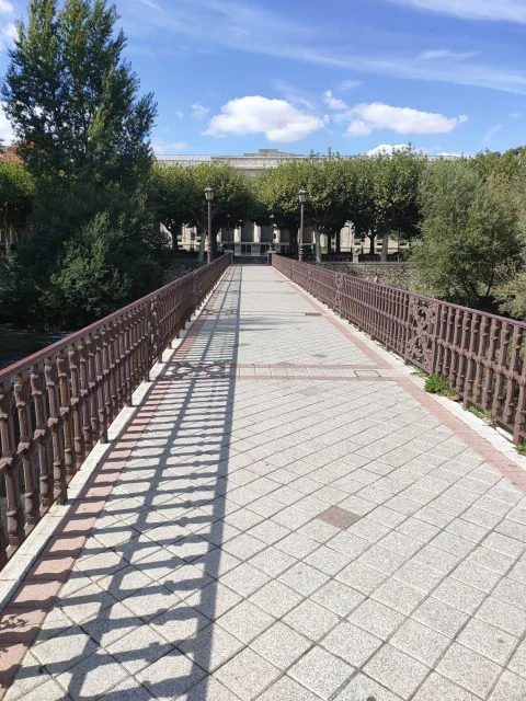 Vista longitudinal del Puente de Bessón en Burgos
