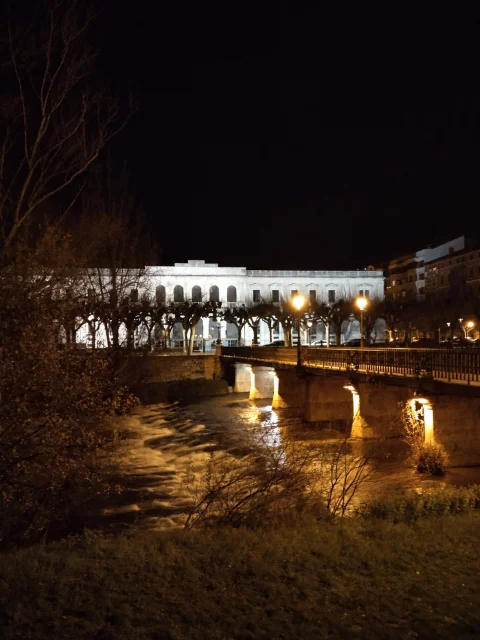 Vista nocturna del Puente de Bessón y el Palacio de Justicia de Burgos