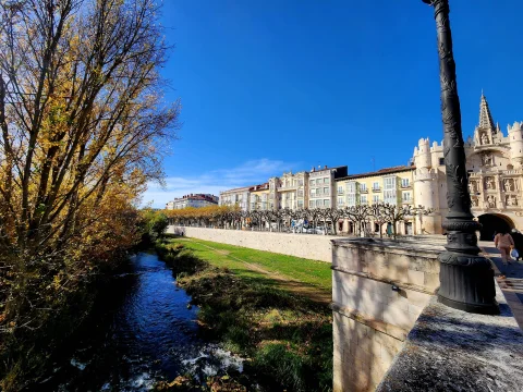Panorámica del río Arlanzón y el paseo del centro histórico de Burgos