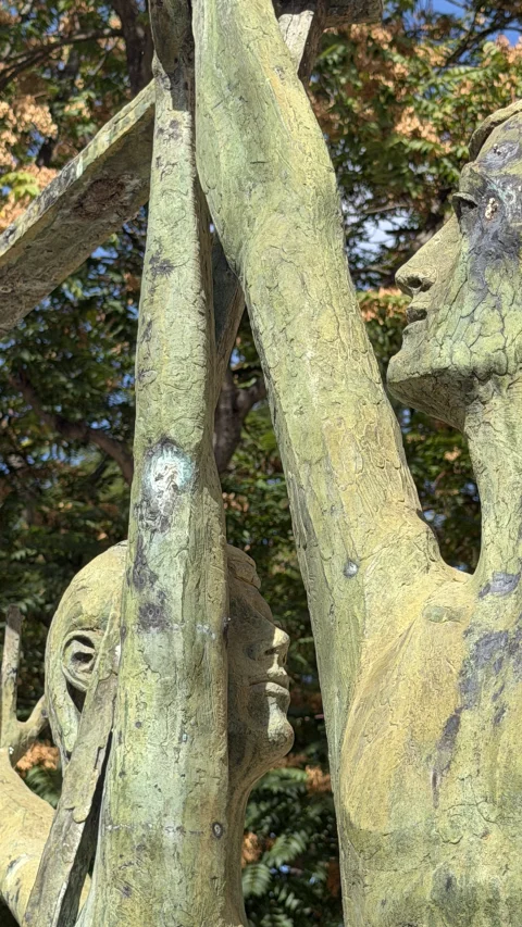 Detalle de los rostros del Monumento a los represaliados franquistas