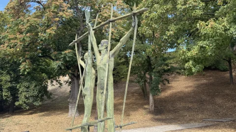 Monumento a los represaliados franquistas en el parque junto al Teatro Clunia