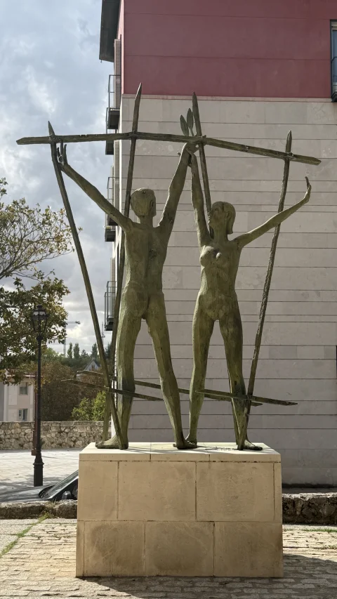 Vista trasera de la escultura memorial de las víctimas de la represión en Burgos