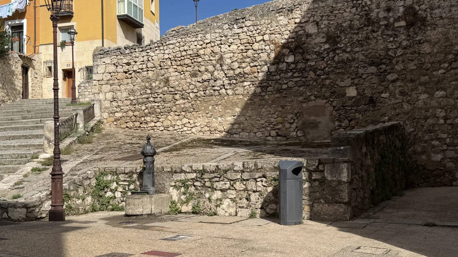 Fuente pública para beber agua en la calle Santa Águeda