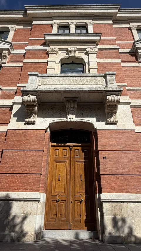 Portón de madera noble en la entrada principal del edificio del Banco de España en el Paseo de la Audiencia