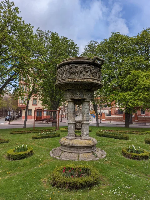 Fuente monumental de piedra en los jardines de Plaza Castilla