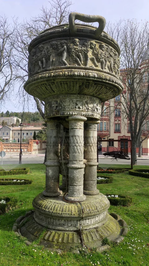 Monumento ornamental de piedra en la Plaza Castilla de Burgos