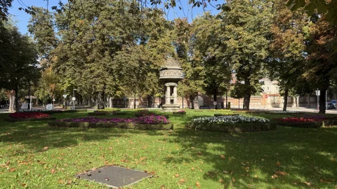 Parque ajardinado de la Plaza Castilla con flores de colores y árboles centenarios en Burgos