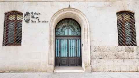 Puerta de entrada al Colegio Mayor San Jerónimo en Burgos