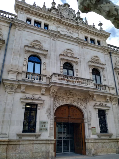 Acceso principal de la Casa de la Iglesia con arcos de piedra labrada en Burgos