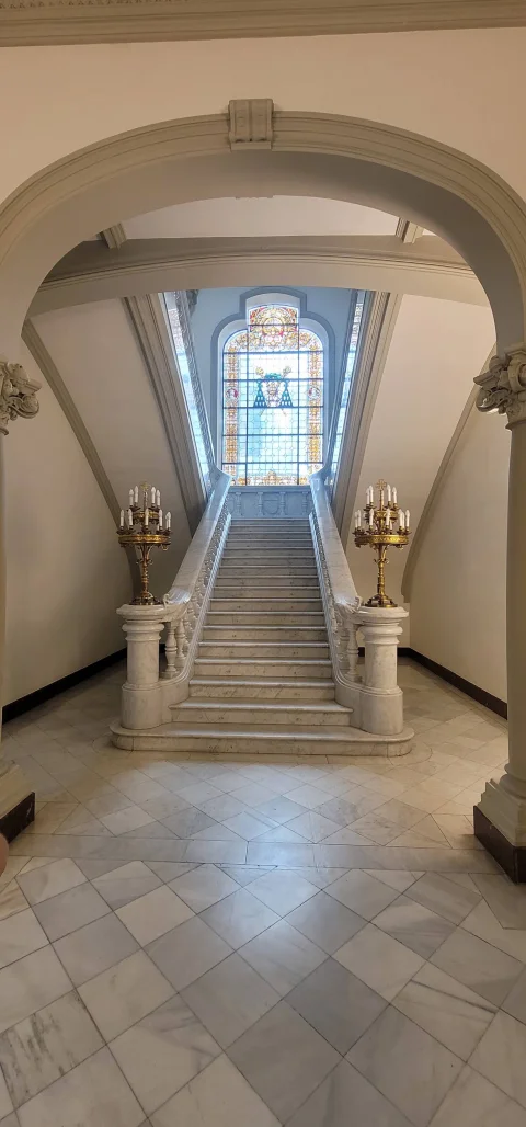 Escalera principal de mármol del Palacio Arzobispal de Burgos