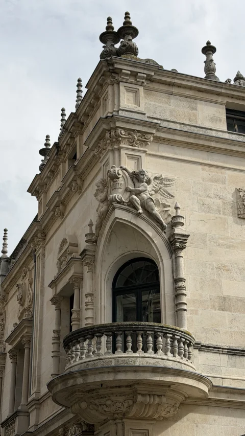 Escultura de ángel labrada en piedra sobre el balcón de la esquina del Palacio Arzobispal de Burgos