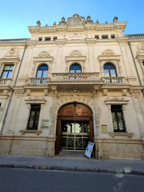 Fachada y entrada principal del Palacio Arzobispal de Burgos con balcón y escudo en la parte superio