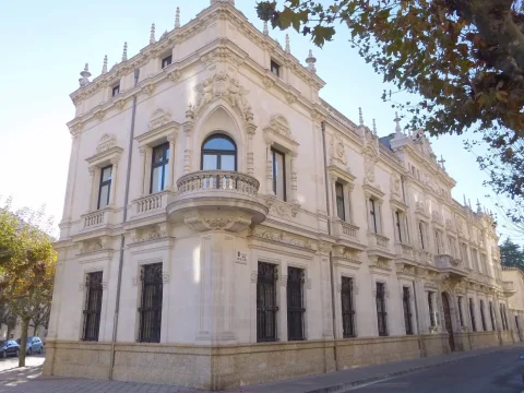 Fachada neoplateresca del Arzobispado de Burgos vista desde la calle