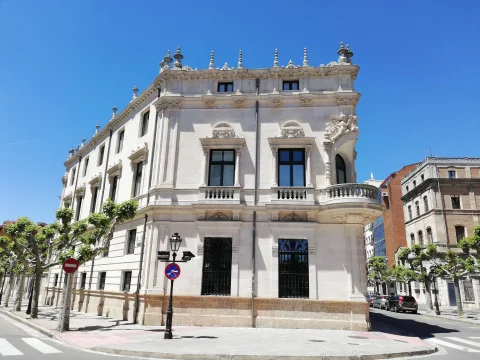 Palacio Arzobispal de Burgos en día soleado