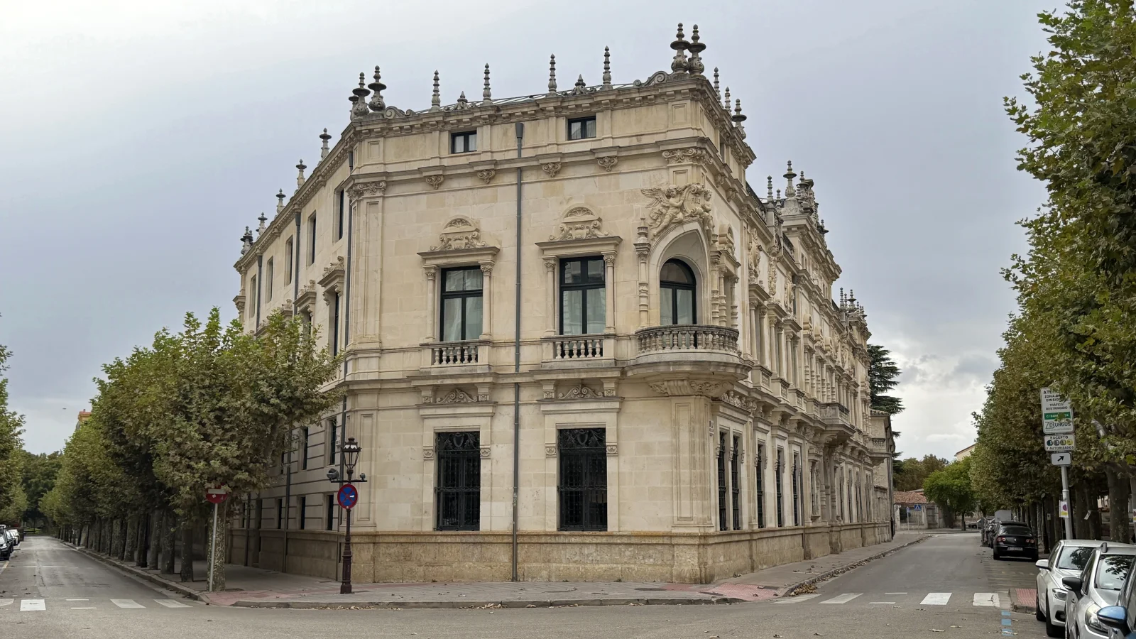 Vista exterior completa del Palacio Arzobispal de Burgos