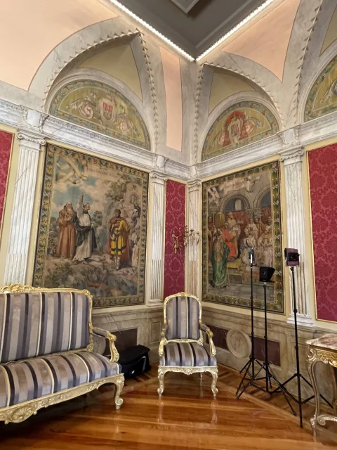 Salón noble con tapices en el Palacio Arzobispal de Burgos