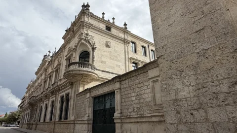 Vista en ángulo de la fachada de piedra y el balcón angular del Palacio Arzobispal de Burgos