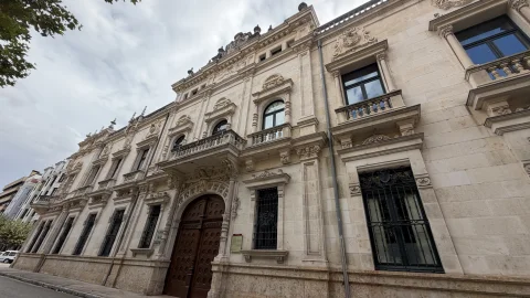 Vista contrapicada de la fachada neoplateresca y la puerta de acceso al Palacio Arzobispal de Burgos