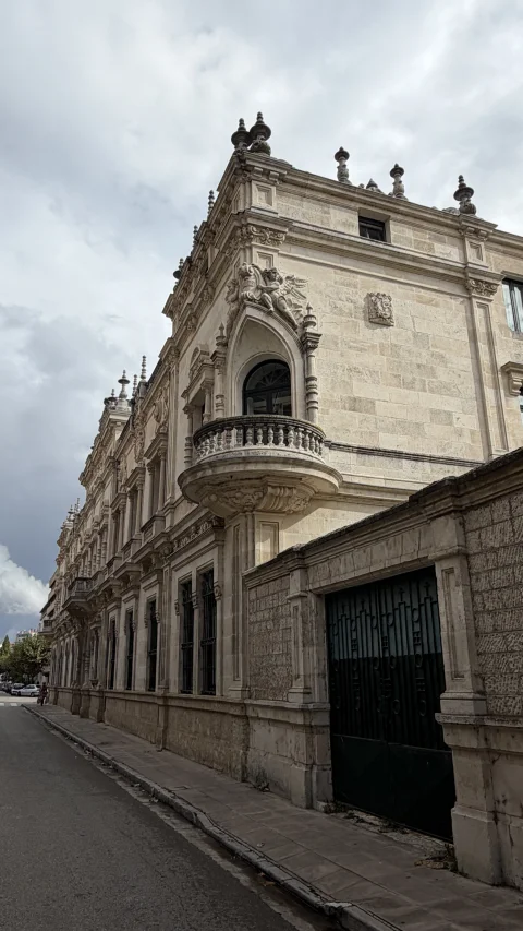 Vista en perspectiva de la fachada neoplateresca y balcón en el Palacio Arzobispal de Burgos