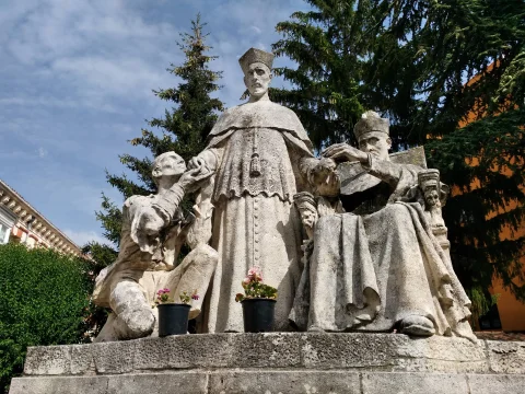 Detalle en piedra de la escultura conmemorativa a Pedro de Barrantes y Aldana en Burgos