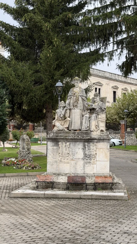 Monumento escultórico a Pedro de Barrantes sobre pedestal de piedra en Burgos
