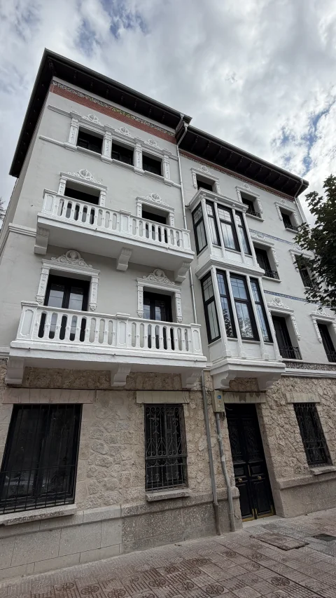 Fachada modernista de la calle Barrantes en Burgos, con medallones labrados y friso cerámico bajo el alero