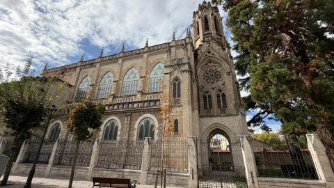 Iglesia de las Salesas en Burgos: la fachada neogótica vista desde la verja de la calle Barrantes