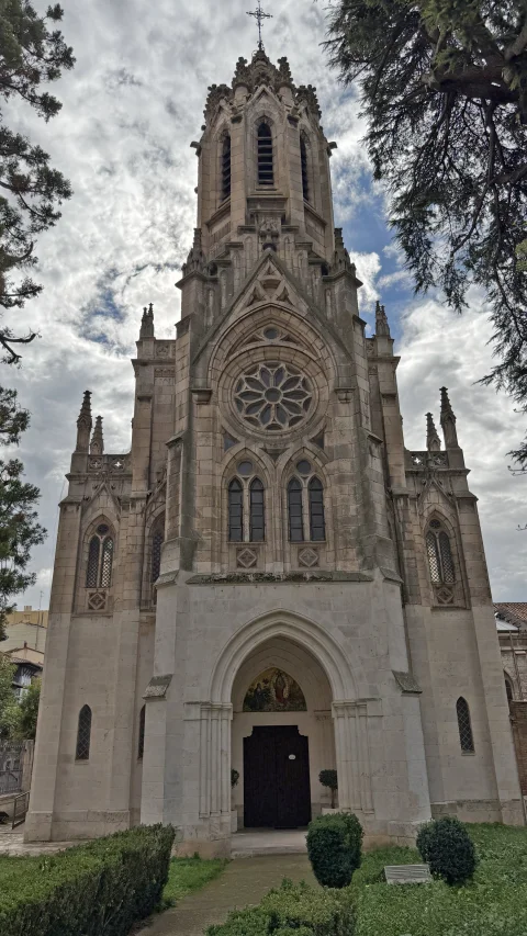 Qué ver en la Iglesia de las Salesas de Burgos: el rosetón y el piñón apuntado de la fachada