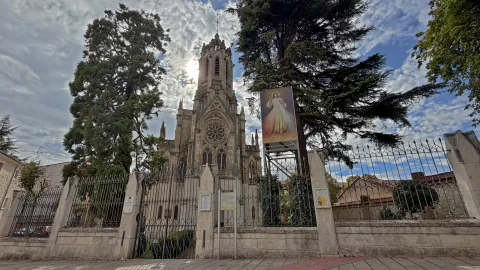 Vista contrapicada de la portada neogótica y la torre de la Iglesia de las Salesas en Burgos
