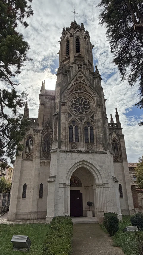 Jardín y paseo de boj que conduce a la puerta de la Iglesia de las Salesas de Burgos