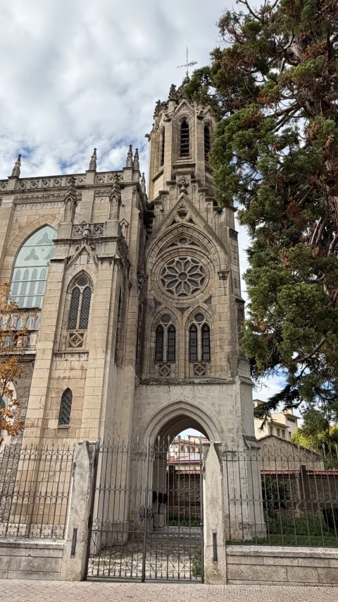 Vista exterior de la fachada neogótica de la Iglesia de las Salesas con rosetón y torre principal
