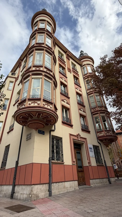Qué ver en el Edificio FAE de Burgos: el mirador de esquina en contrapicado desde la Plaza Castilla