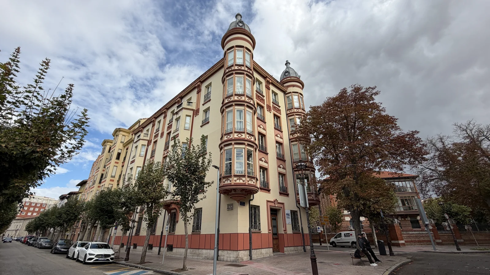 Edificio FAE de Burgos: los dos torreones con cupulín de pizarra