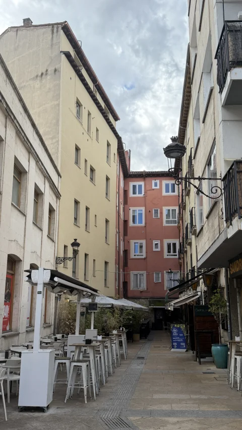 Callejón con terrazas y faroles de brazo junto a la calle Sombrerería de Burgos
